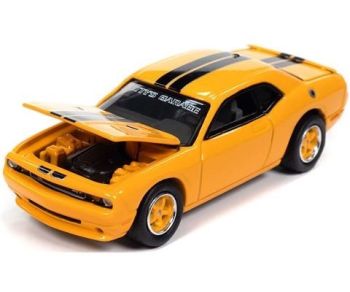 JLCT014-2B - 2014 DODGE Challenger SRT8 – Petty's Garage in Orange aus der COLLECTOR TINS-Serie 2024 in Blisterverpackung