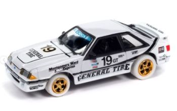 JLCT014-3A_BLANC - 1988 Ford Mustang GT mit weißen Felgen – Sallen General Tire #19 aus der COLLECTOR TINS-Serie 2024 in Blisterverpackung