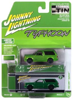 JLCT016B-B - 1992 GMC Typhoon metallicgrün aus der COLLECTOR TINS 2025 Serie, noch in Originalverpackung.