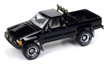 JLPC014-E - 1985 Toyota SR5 Pick-Up, schwarz, Mystery Matinee Edition, aus der Pop Culture Serie, noch in Originalverpackung.
