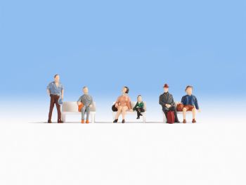 NOC18116 - sitzende Reisende