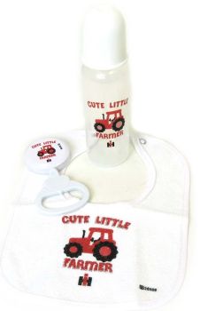 OBT023 - Geburtsset: Babyflasche, Rassel und Lätzchen Farmer IH