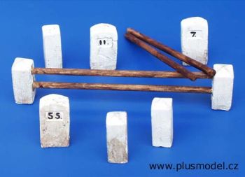 PLS084 - 5 Kilometermarkierungen 3 cm hoch und 3 Zäune 30 x 3 cm zum Zusammenbauen und Bemalen für das Diorama