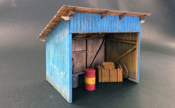 PLS442 - Holzhütte mit Miniaturzubehör zum Zusammenbauen und Bemalen Maße 14 x 7;5 cm Höhe 11 cm