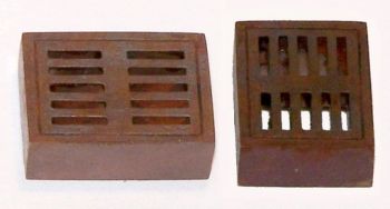 PLSEL032 - 2 Miniatur-Wasserablaufgitter 1;5 x 1 x 0;4 cm zum Zusammenbauen und Bemalen