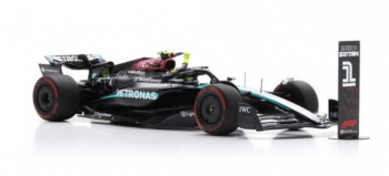 SPA18S999 - MERCEDES-AMG W15 E Performance #44 PETRONAS F1 Team Sieger GP England 2024 L.HAMILTON mit englischer Flagge