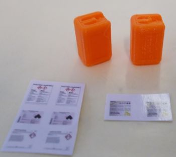 UM168_ORANGE - 2 orangefarbene 20-Liter-Miniaturkanister mit Aufklebern