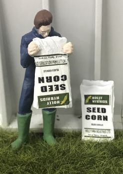 WM078A - Landwirt; der eine Tüte Maissamen entleert