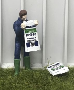 WM078D - Bauer entleert eine Tüte Dünger