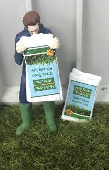 WM078E - Bauer entleert eine Tüte mit Grassamen