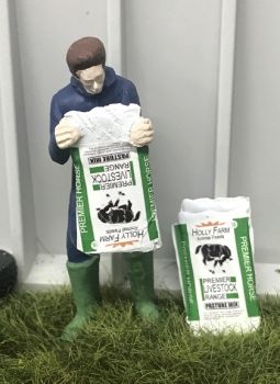 WM078J - Bauer entleert einen Sack mit Pferdefutter