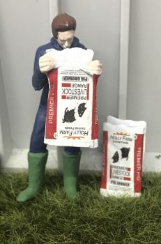 WM078N - Landwirt; der eine Tüte Schweinefutter entleert