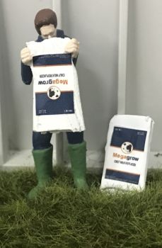 WM078O - Bauer entleert einen Beutel Milch für Kälber